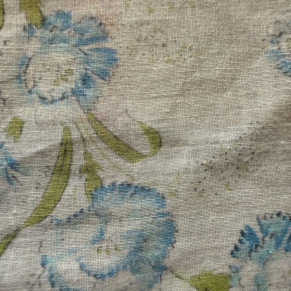 Vintage Two (2) Floral and Embroidered Cotton Handkerchief Set - Picture 8 of 9